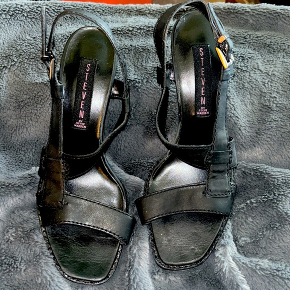 Black Steve Madden heels size 6.5M like new condition. Excellent condition - Picture 2 of 11